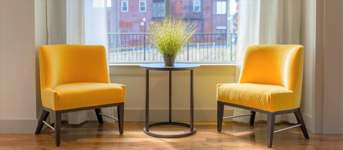 deux chaises jaunes pour un entretien sur la mobilité mondiale