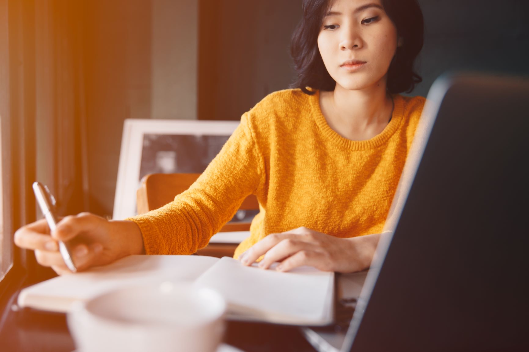 young-business-woman-in-yellow-dress-sitting-at-table-in-cafe-and-writing-in-notebook_t20_P3yoQr Comparaison de référence en matière de relocalisation