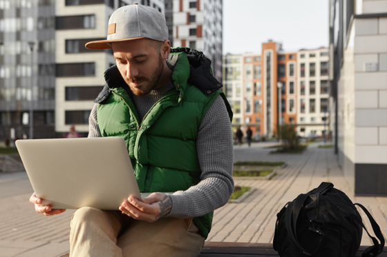 नए वातावरण में काम कर रहे प्रवासी व्यक्ति